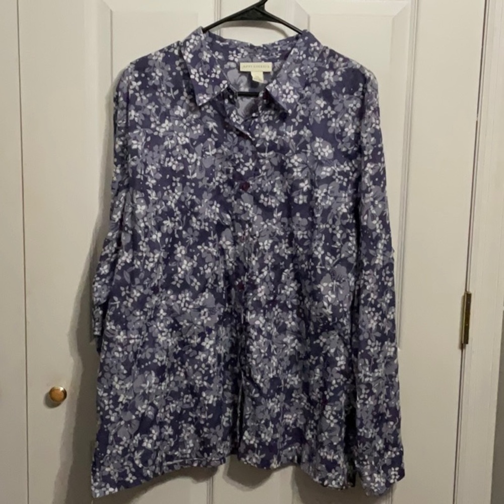 Appleseed’s top. Long sleeve button downs. Floral. Blue. Size XL